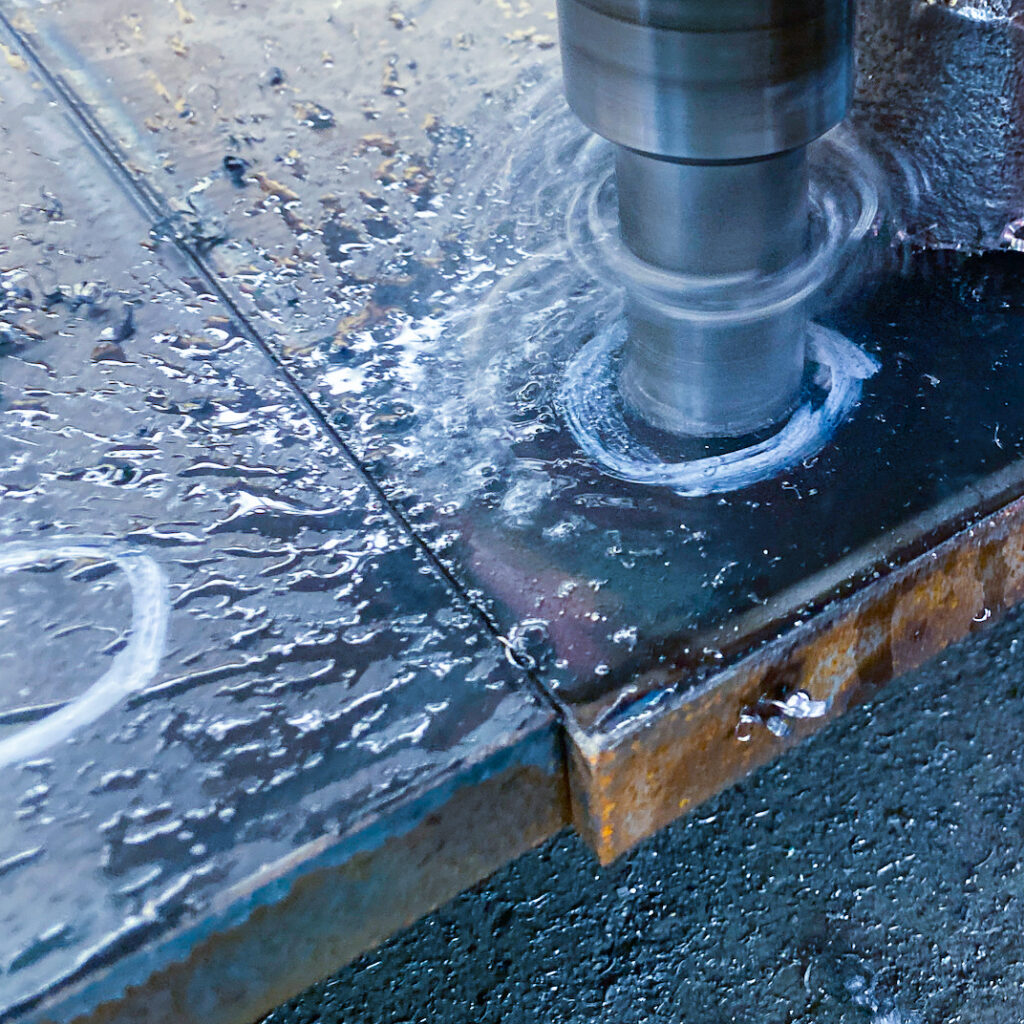 鋼材への穴あけ作業